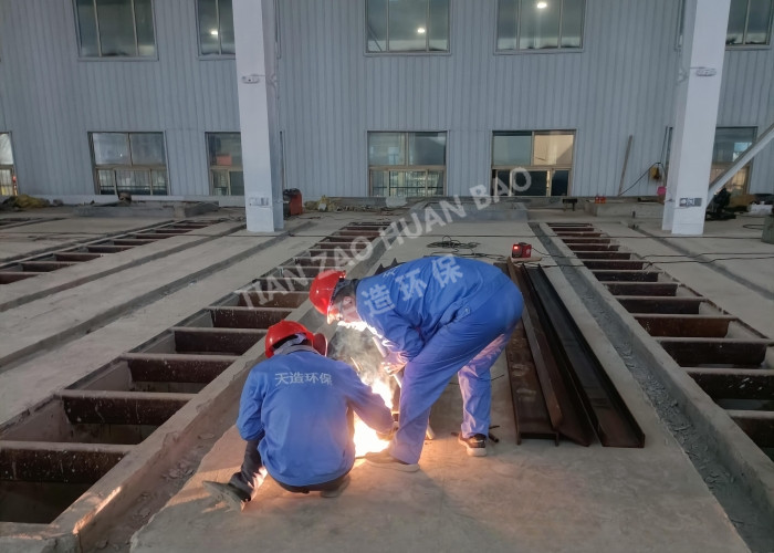 戰(zhàn)高溫斗酷暑天造噴漆房、噴砂房設(shè)備安裝進行中